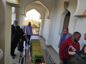 عاجل| وصول جثمان الراحل عزت العلايلي لأداء صلاة الجنازة بمسجد المروة (صور) 4