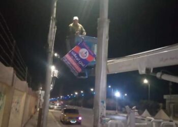 بالصور.. إزالة لافتات إعلانية مخالفة بشوارع أخميم بسوهاج 1