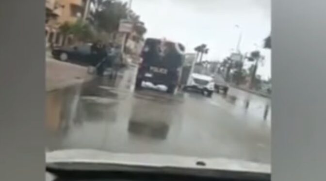 مشهد إنساني.. سيارة شرطة تنقذ سيدة مسنة من الأمطار في دمياط (فيديو) 1