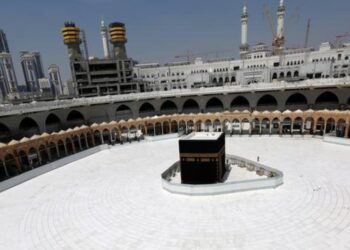 السعودية تغلق المساجد بسبب كورونا