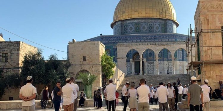 إسرائيليون يقتحمون المسجد الأقصى