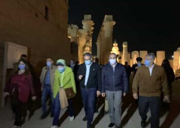 وزيرا الآثار والطيران يتفقدان معبد الأقصر والسوق السياحي بالمدينة 1
