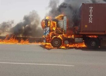 النيران تلتهم سيارة نقل على الطريق الصجراوي بالجيزة 3