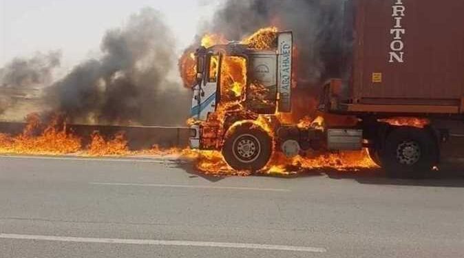 النيران تلتهم سيارة نقل على الطريق الصجراوي بالجيزة 1