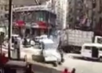 بالفيديو.. سائق ميكروباص مصاب بتشنجات عصبية يدهس المارة في «فيصل» 1