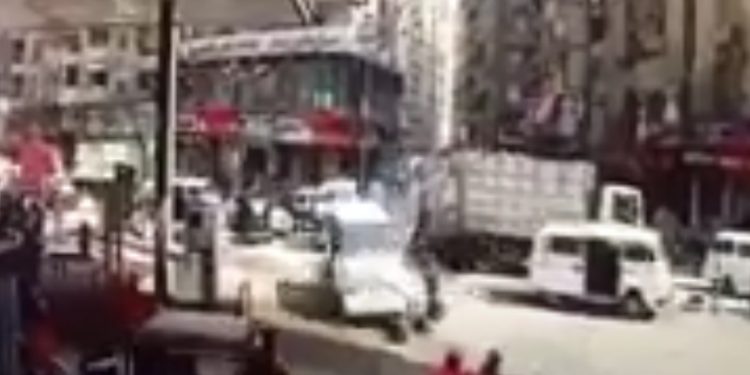 بالفيديو.. سائق ميكروباص مصاب بتشنجات عصبية يدهس المارة في «فيصل» 1