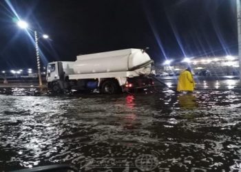 شركات البترول تشارك في شفط مياه الأمطار بشوارع السويس 4