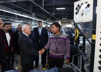 محافظ بورسعيد يتفقد مصنعًا للملابس الجاهزة ضمن مشروع الـ٥٤ 1