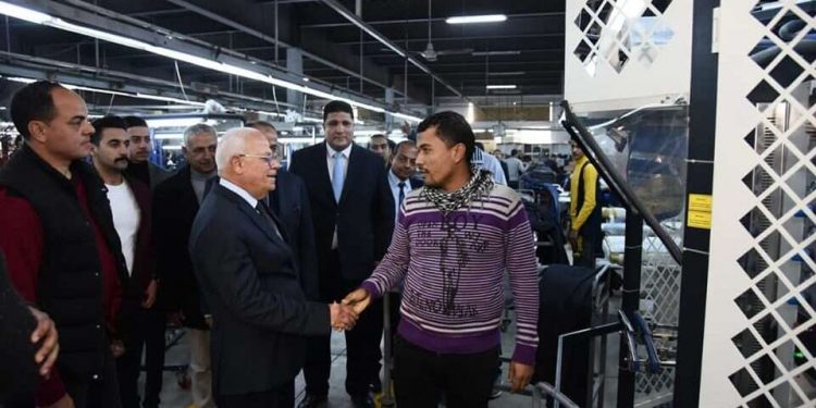 محافظ بورسعيد يتفقد مصنعًا للملابس الجاهزة ضمن مشروع الـ٥٤ 1