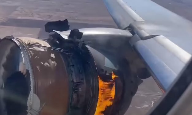 محرك الطائرة المشتعل