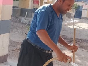 بالصور.. مدير مدرسة بـ سوهاج يقوم بتنظيف مدرسته استعدادًا لامتحانات «التيرم الأول» 2