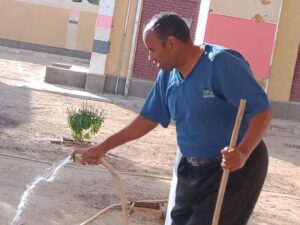 بالصور.. مدير مدرسة بـ سوهاج يقوم بتنظيف مدرسته استعدادًا لامتحانات «التيرم الأول» 9