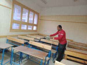 بالصور.. مدير مدرسة بـ سوهاج يقوم بتنظيف مدرسته استعدادًا لامتحانات «التيرم الأول» 5