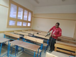 بالصور.. مدير مدرسة بـ سوهاج يقوم بتنظيف مدرسته استعدادًا لامتحانات «التيرم الأول» 6