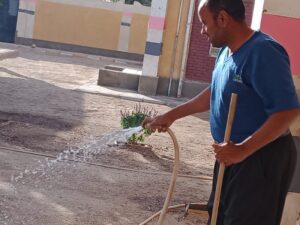 بالصور.. مدير مدرسة بـ سوهاج يقوم بتنظيف مدرسته استعدادًا لامتحانات «التيرم الأول» 7