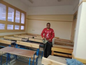 بالصور.. مدير مدرسة بـ سوهاج يقوم بتنظيف مدرسته استعدادًا لامتحانات «التيرم الأول» 8