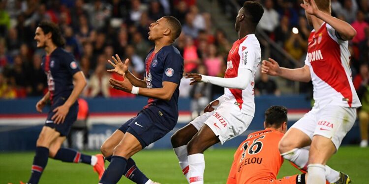 موناكو يفوز علي سان جيرمان بهدفين نظيفين في الدوري الفرنسي 1