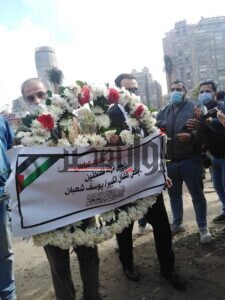 بـ لافتة وورود.. الرئيس الفلسطيني ينعى يوسف شعبان (صور) 4