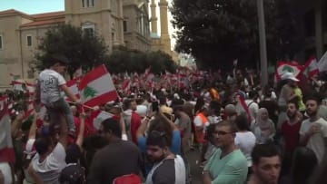 سيارة تدهس عددا من المحتجين اللبنانيين 1