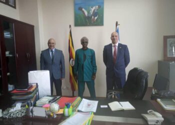 السفير المصري في كمبالا يلتقي مع وزير الأمن الأوغندي.