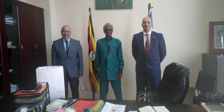 السفير المصري في كمبالا يلتقي مع وزير الأمن الأوغندي.