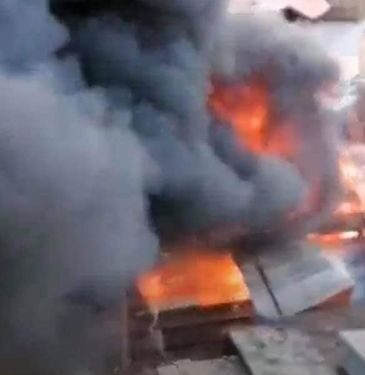 دون إصابات.. السيطرة على حريق ضخم بجوار محطة السكة الحديد بالزقازيق 1