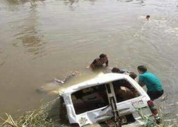انزلاق سيارة بنهر النيل بأسيوط.