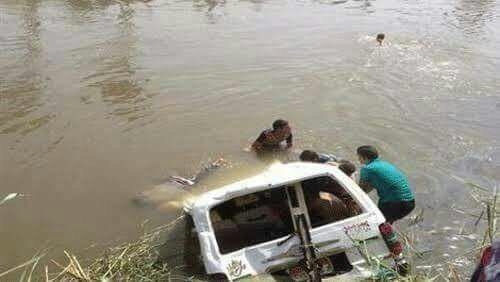 انزلاق سيارة بنهر النيل بأسيوط.