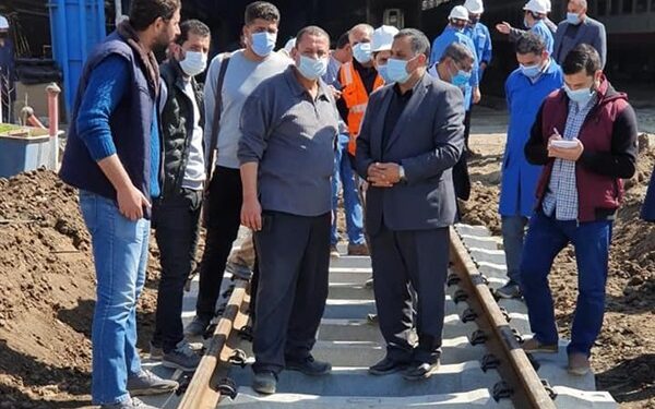 رئيس هيئة السكة الحديد يتفقد الأعمال بورش الفرز بالقاهرة