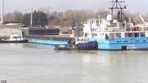 بعد حادثة قناة السويس.. جنوح سفينة شحن في نهر «آرون» بـ بريطانيا (صور) 1