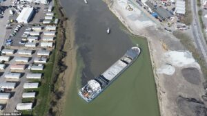 بعد حادثة قناة السويس.. جنوح سفينة شحن في نهر «آرون» بـ بريطانيا (صور) 7