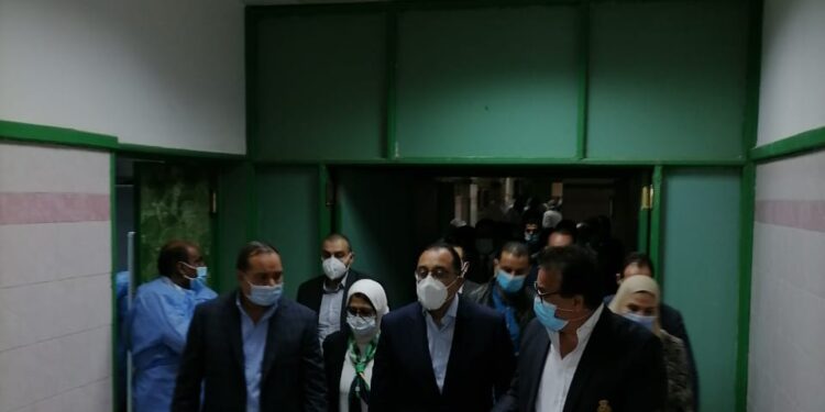 رئيس الوزراء ووزيرا التعليم العالي والصحة يطمئنوا على مصابي مستشفى سوهاج الجامعي