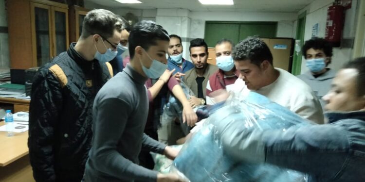 اتحاد طلاب جامعة سوهاج يوزع ١٠٠ بطانية لمرافقي حادث قطار طهطا | اوان مصر