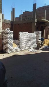 إزالة فورية لسور مخالف متعدى على خط التنظيم بناحية مدينة أخميم 2