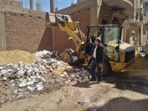 إزالة فورية لسور مخالف متعدى على خط التنظيم بناحية مدينة أخميم 4