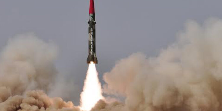 اطلاق صاروخ باليستي الإمارات