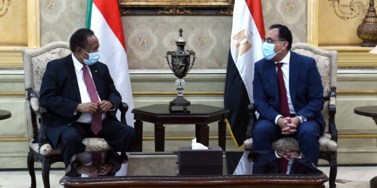 رئيسا الحكومة المصري والسوداني