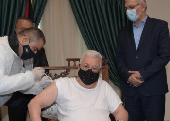 الرئيس الفلسطيني يتلقى لقاح كورونا