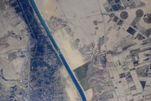 شاهد.. صور السفينة الجانحة بقناة السويس من محطة الفضاء الدولية 1