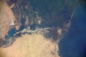 شاهد.. صور السفينة الجانحة بقناة السويس من محطة الفضاء الدولية 2