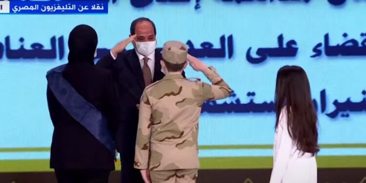 السيسي جابرًا للخواطر.. يضم نجلي شهيد ويعطيه التحية العسكرية 1