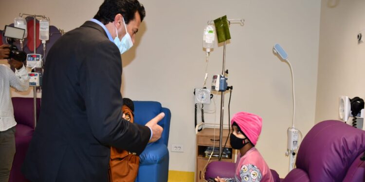 زيارة وزير الشباب والرياضة لمستشفى شفاء الأورمان بالأقصر