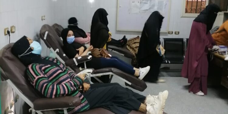 طلاب جامعة سوهاج يتبرعون بالدم لصالح مصابي القطارين 1