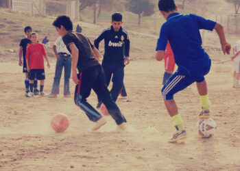 مباراة كرة قدم في حي شعبي