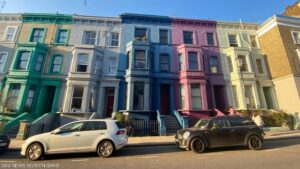 ألوان الحلويات تغزو المباني في لندن.. شاهد شارع قوس قزح البريطاني بالصور 1