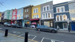 ألوان الحلويات تغزو المباني في لندن.. شاهد شارع قوس قزح البريطاني بالصور 4