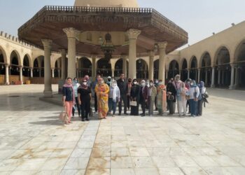 زوجات سفراء في زيارة لمجمع الاديان