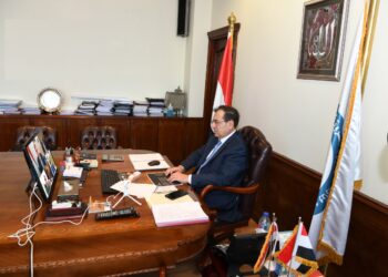 وزير الترول طارق الملا خلال الاجتماع
