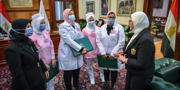 وزيرة الصحة تستقبل مجموعة من سيدات الفرق الطبية