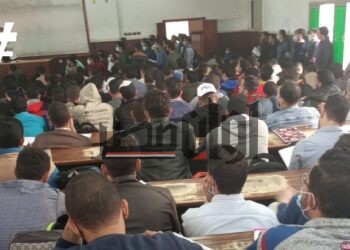 طلاب جامعة الأزهر بالقاهرة بدون اجراءات احترازية